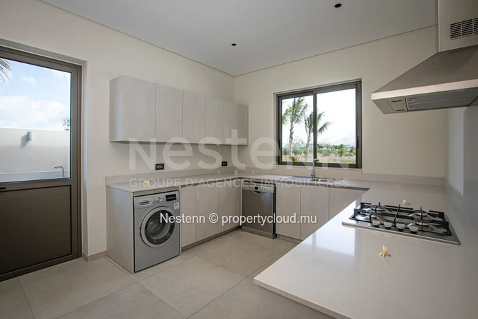 Villa neuve de 4 chambres de plain-pied avec vue sur le golf dans un domaine prestigieux