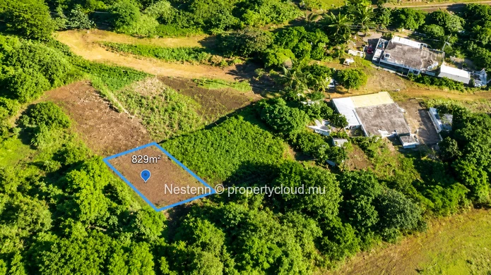  Terrain en pleine propriété de 829 m² avec vue sur mer à Trèfles – Une rare opportunité d'investissement côtier