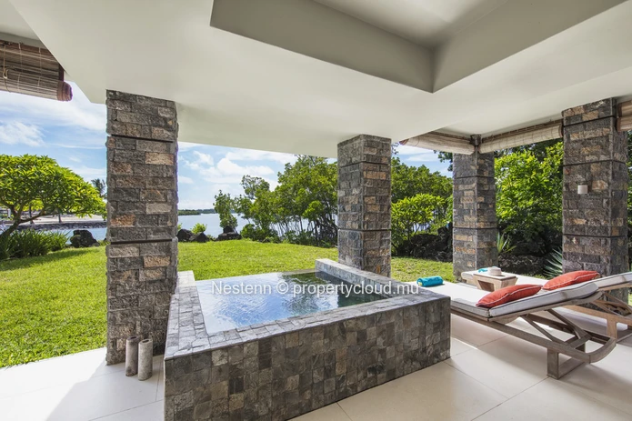 Appartement moderne de 2 chambres avec piscine privée et vue mer.