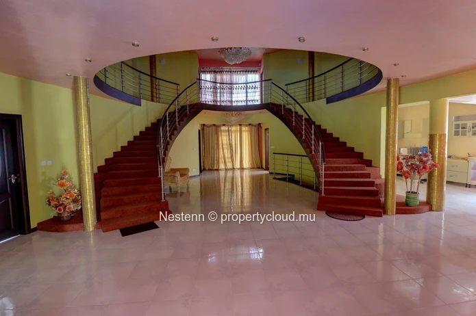Maison traditionnelle de 5 chambres avec piscine et jardin