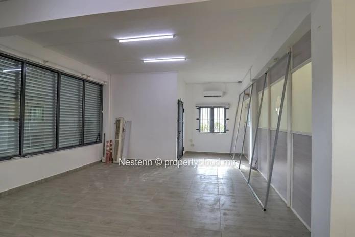 Commercial premises of 204 m² with parking spaces