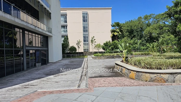 110 m² Office, strategically located near the airport and motorway