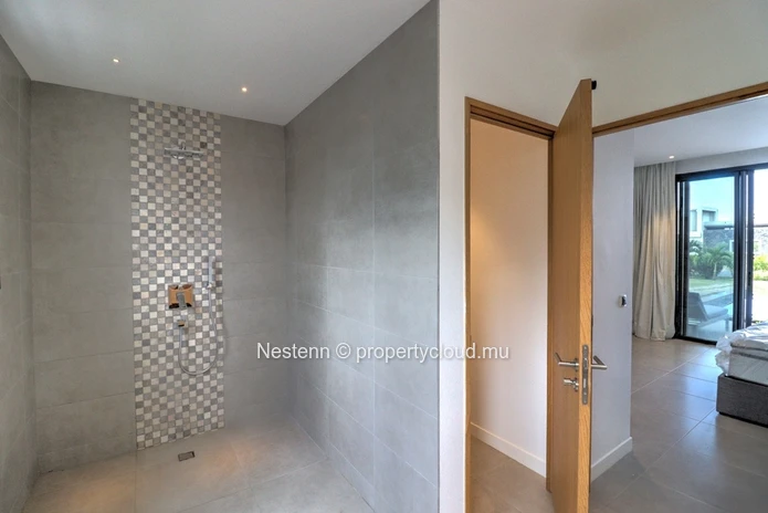 Le confort d'une villa neuve de 4 chambres en suite dans un domaine sécurisé