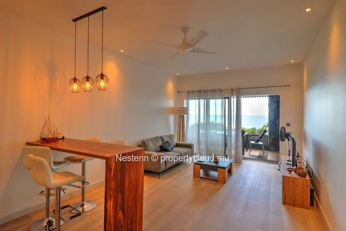 Magnificent beachfront apartment with sea views in a secure residence.