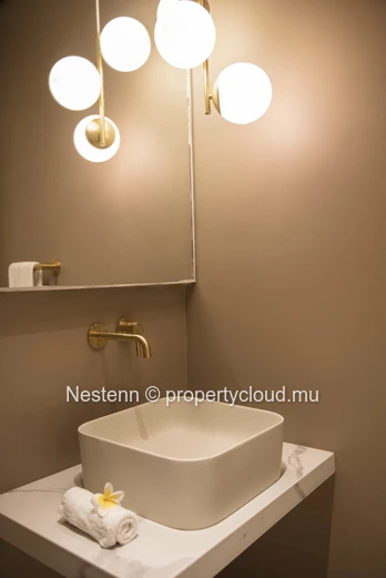 Appartement moderne de 2 chambres avec piscine privée et vue mer.