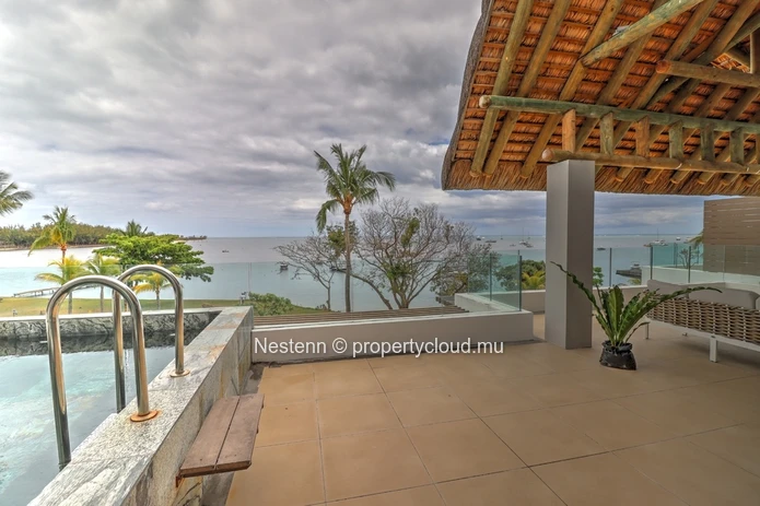 Penthouse de 4 chambres pieds dans l'eau  avec vue mer et montagnes. 