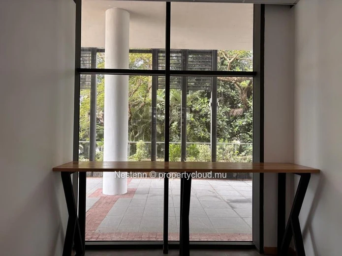 Luminous fitted office space in a green business hub 
