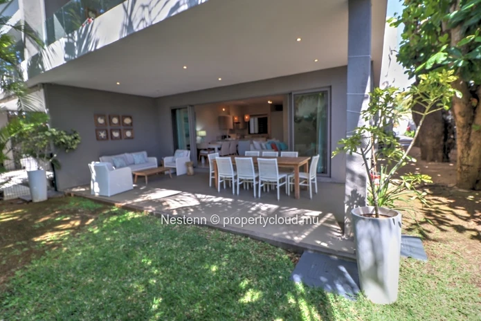 Modern 3-bed apartment with garden and private access to the beach. 