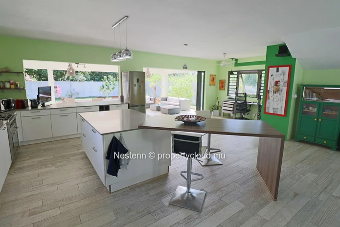 Maison moderne de 3 chambres avec une belle pelouse