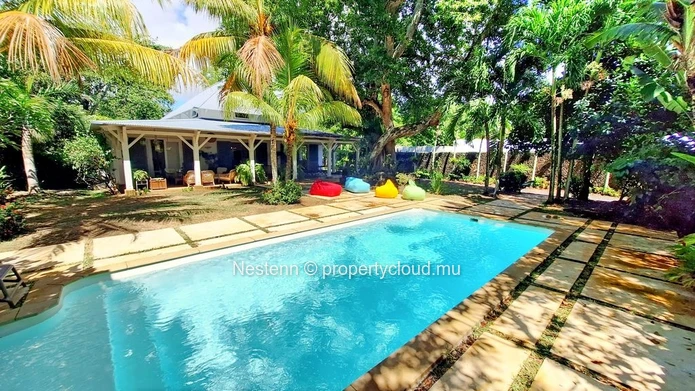 Elégante villa de style colonial, nichée dans un vaste jardin luxuriant 