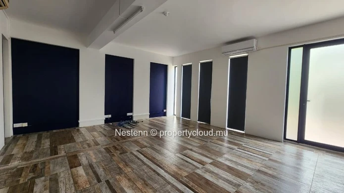 Espace bureau moderne de 30,7 m²