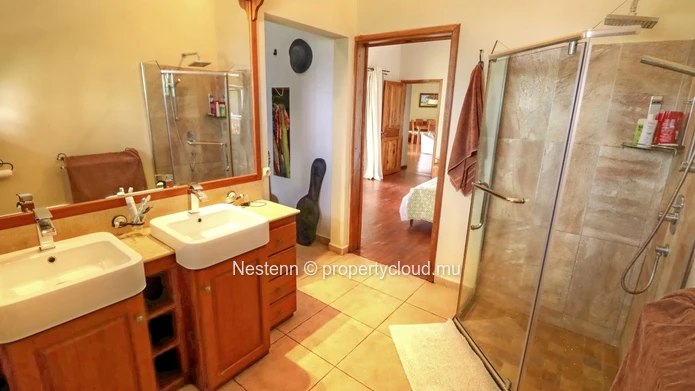 Superbe villa familiale de 4 chambres dans un domaine sécurisé et recherché