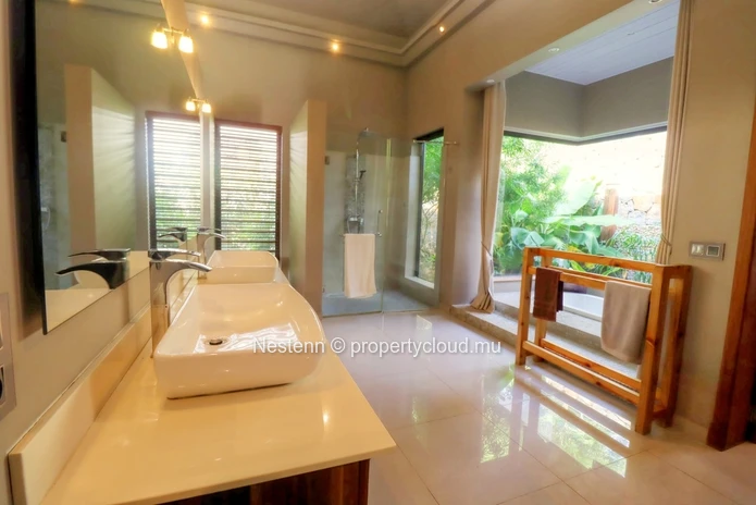 Luxueuse villa de 5 chambres avec piscine privée dans une résidence sécurisée. 