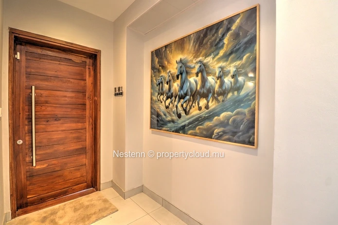 Villa contemporaine de 3 chambres avec piscine privée et vue montagne.