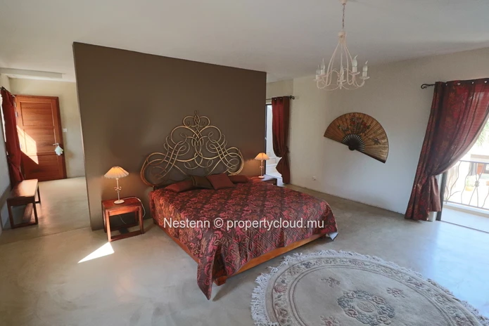 Domaine résidentiel avec 1 villa et 4 bungalows - Avec permis.