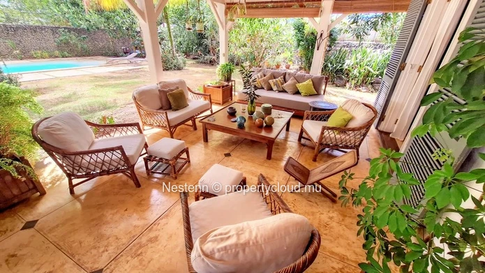 Elégante villa de style colonial, nichée dans un vaste jardin luxuriant 