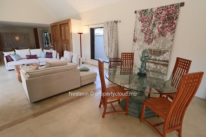 Domaine résidentiel avec 1 villa et 4 bungalows - Avec permis.