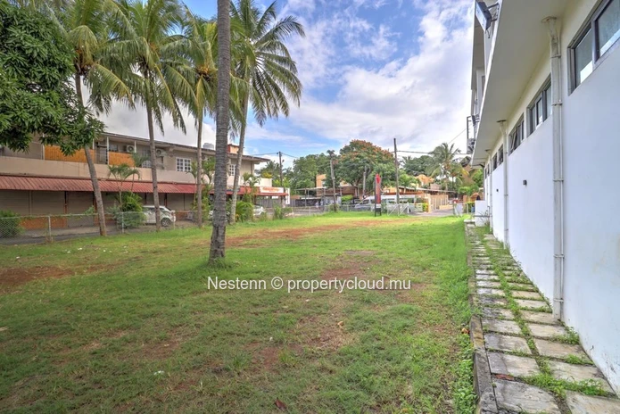 Commercial premises of 204 m² with parking spaces