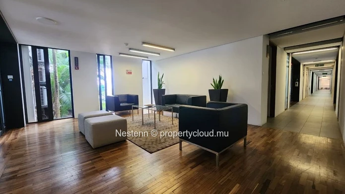 Espace bureau moderne de 30,7 m²