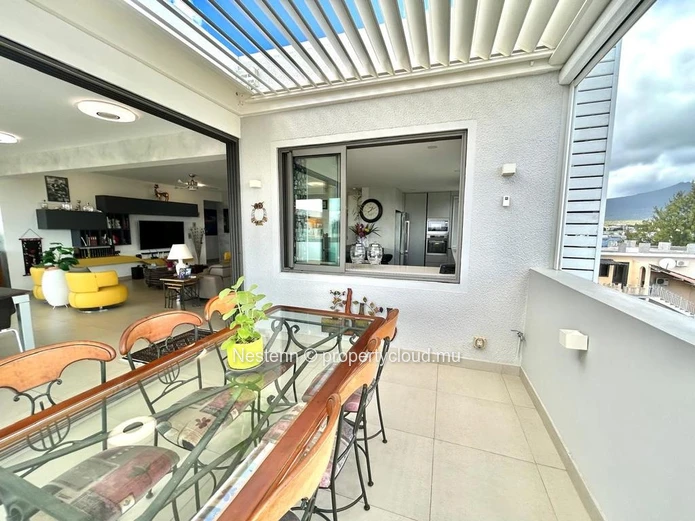 Magnifique penthouse de 3 chambres en suite idéalement situé à côté de la plage 