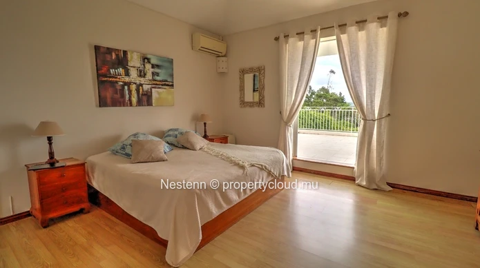 Bienvenue dans cette magnifique maison familiale nichée offrant un cadre de vie exceptionnel. 