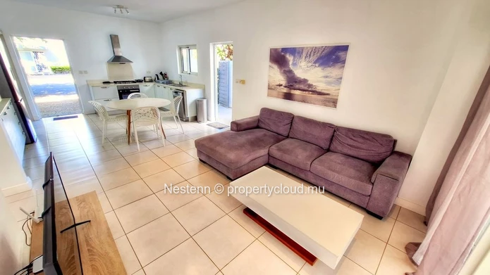 Charmante maison jumelée de 3 chambres en résidence sécurisée. 