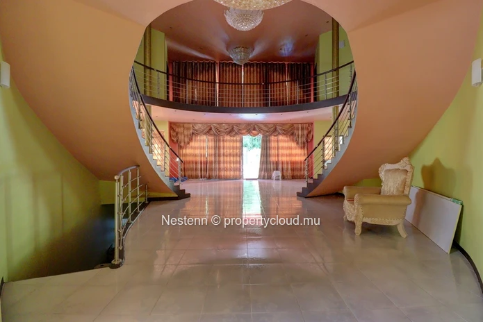 Maison traditionnelle de 5 chambres avec piscine et jardin