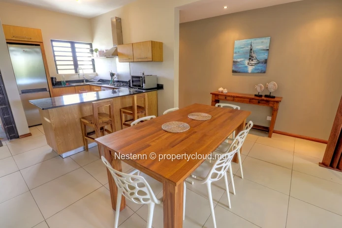 Nice 2-bed apartment in a small residence with swimming pool.