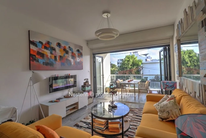Modern 3-bedroom apartment just steps from the beach 