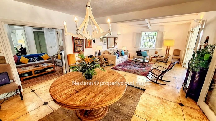 Elégante villa de style colonial, nichée dans un vaste jardin luxuriant 