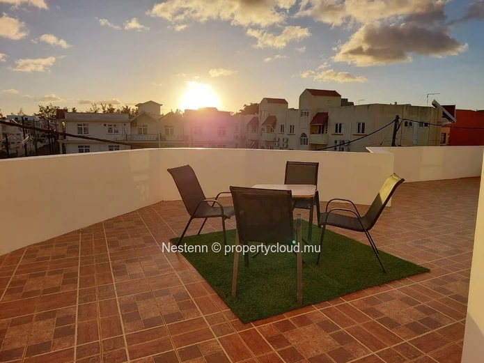 Comfortable studio apartment a stone's throw from the beach with swimming pool and secure parking. 