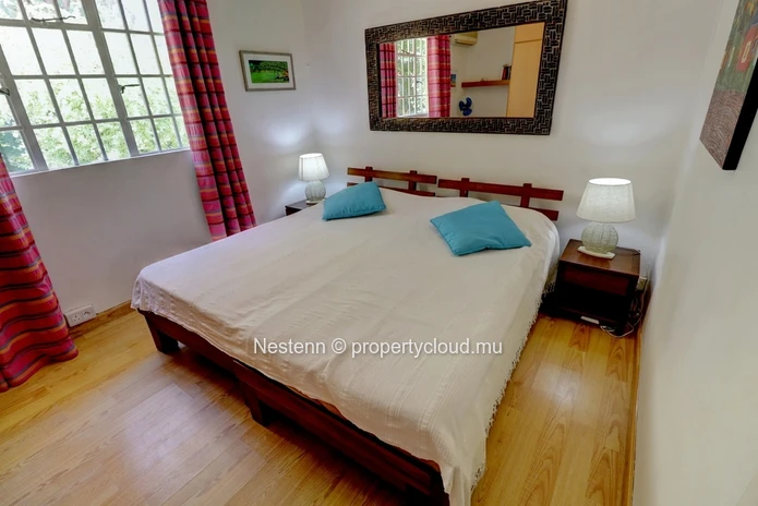 3-bed single storey house with lots of charm in front of the beach
