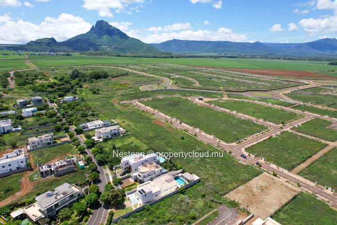 Superb residential plot in a quiet and secure environment, close to the sea. 