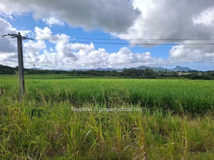 Land of 188820 m² near airport and proximity to a stone crusher.