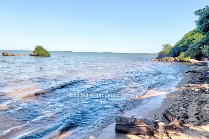 Terrain pieds dans l'eau de 44 672 m² avec vue panoramique sur les îles du sud.