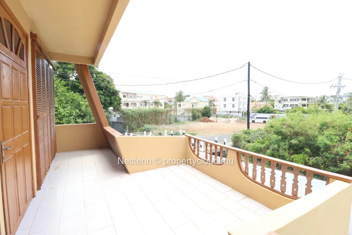 House to renovate near the beach with strong rental investment potential.