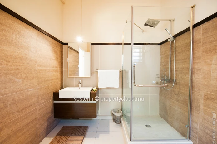 Magnifique appartement moderne de 320m2 avec piscine privée et vue imprenable sur la baie 