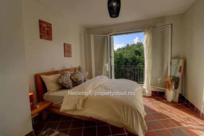 Contemporary 2-bedroom duplex in a secure lakeside residence