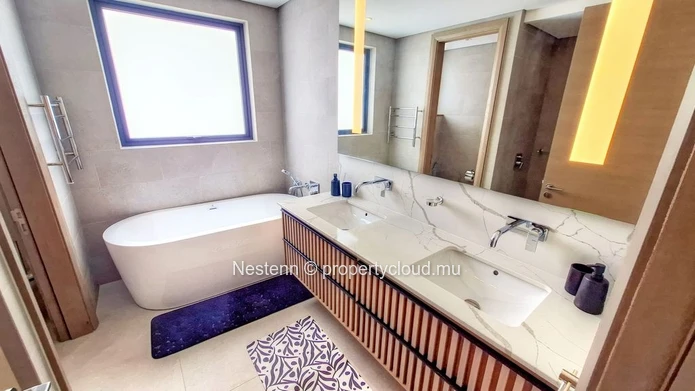 Fabulous 3-bedroom penthouse in a secure, upscale residence