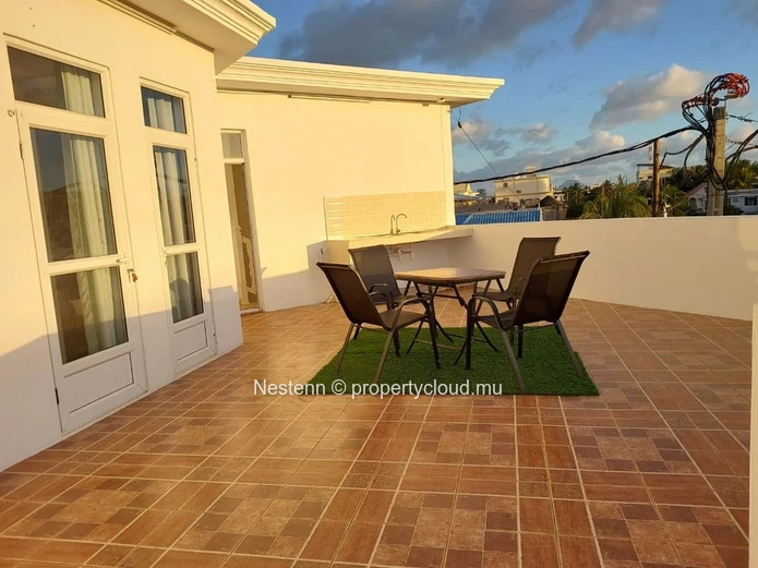 Comfortable studio apartment a stone's throw from the beach with swimming pool and secure parking. 