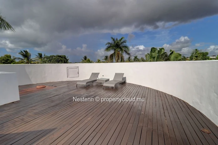 Colonial villa with 4 bedrooms, private pool, and sea access in a good condition