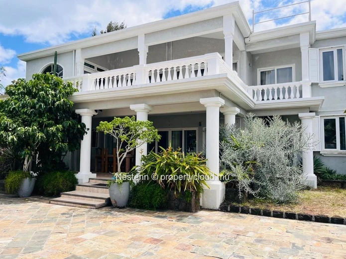 Spacieuse villa duplex de 4 chambres avec piscine