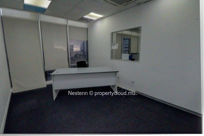 Espace bureau de 1 086 m² dans un centre d'affaires recherché. 