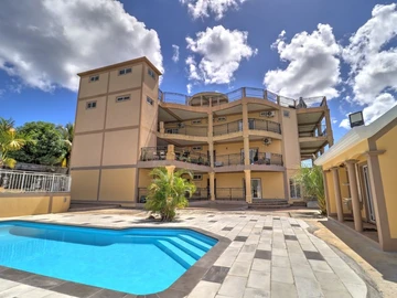9 Bedroom House