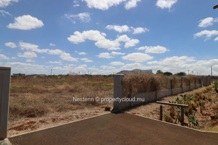 Superb residential plot in a quiet and secure environment, close to the sea. 