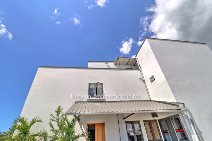 Modern 2-Bedroom Ensuite Apartment with Pool