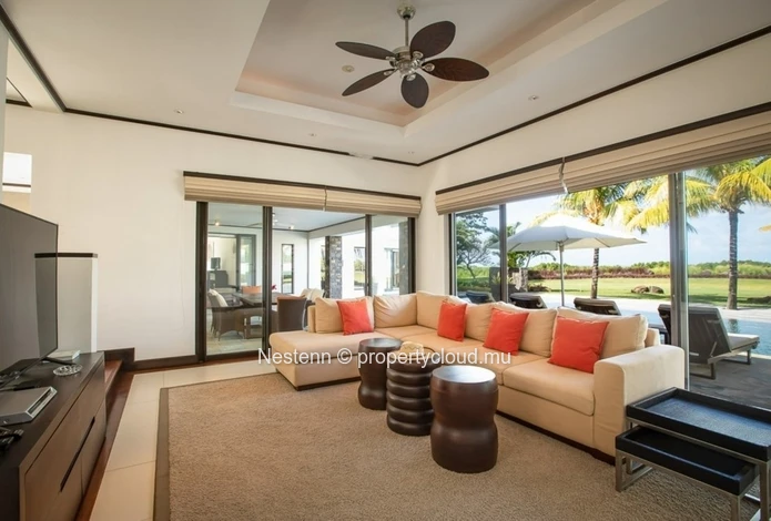 Villa moderne et spacieuse de 5 chambres avec une vue imprenable sur le parcours de golf