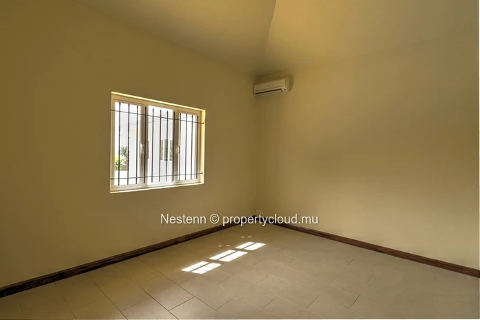 Maison spacieuse à 3 chambres, non meublée et bien entretenue, dans un domaine prestigieux.