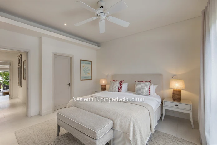 Appartement moderne de 2 chambres avec piscine privée et vue mer.
