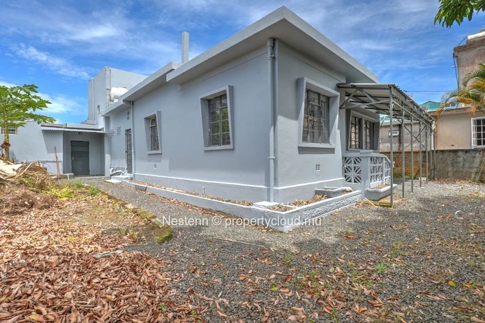  120 m² building on a 527 m² plot of land on the main road 